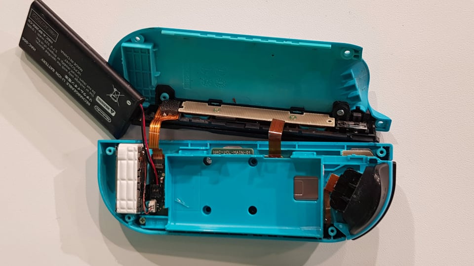 Batterie (und Antenne) zur Seite legen Batterie (und Antenne) zur Seite legen