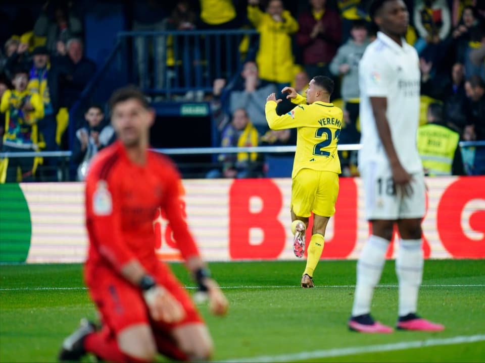 Thibault Courtois und Aurélien Tchouaméni hadern, während Yeremi Pino sein Tor bejubelt.