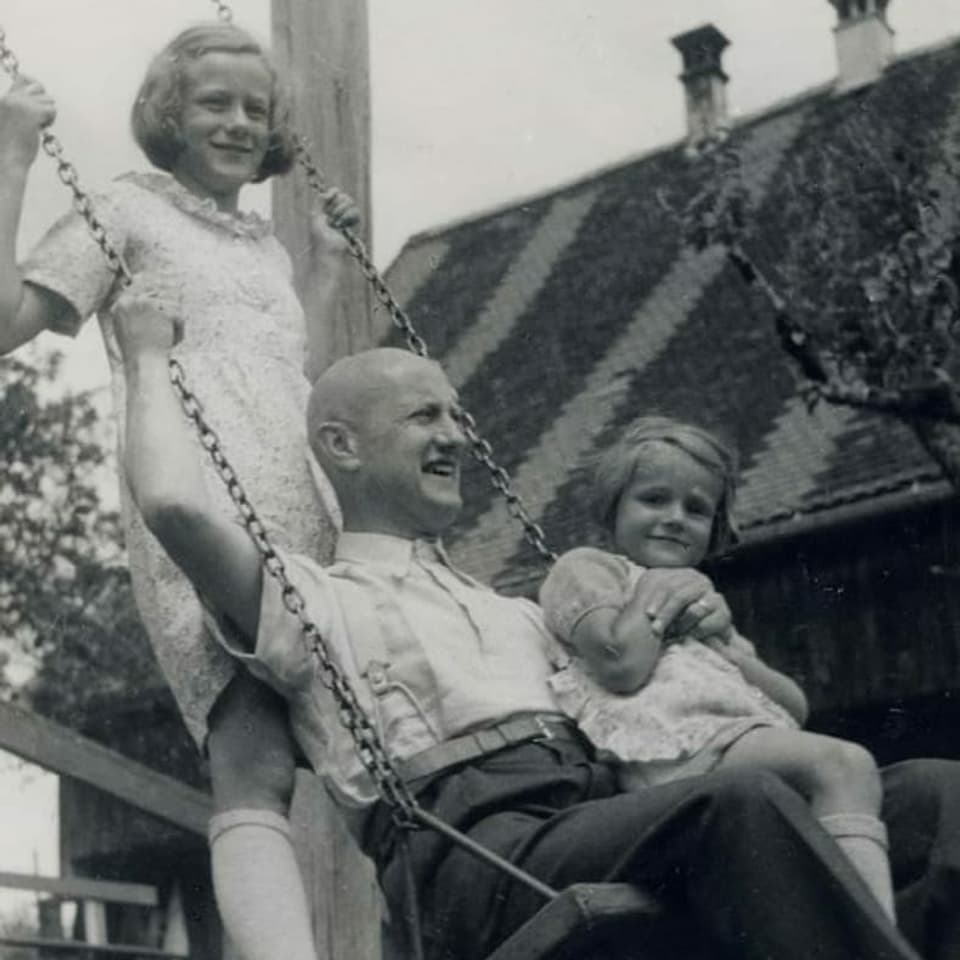 Foto in scharzweiss: Bundesrat Philipp Etter mit zwei seiner zehn Kinder während den Ferien in Unterägeri, 1938