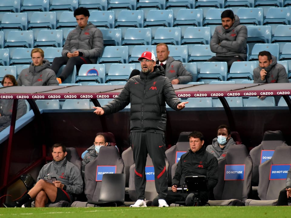 Liverpool-Trainer Jürgen Klopp traut beim Gastspiel in Aston seinen Augen nicht. Die «Reds» verlieren gleich mit 2:7.