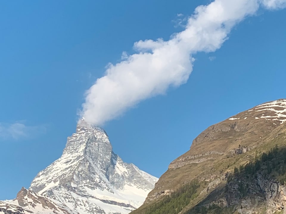 Wolke wie eine Rauchsäule über dem Matterhorn.
