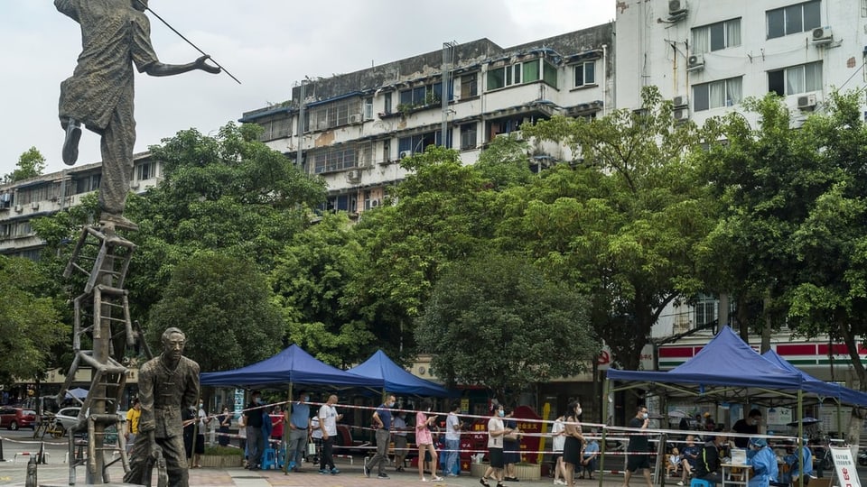 Eine lange Schlange von Menschen wartet in Chengdu, um sich testen zu lassen.