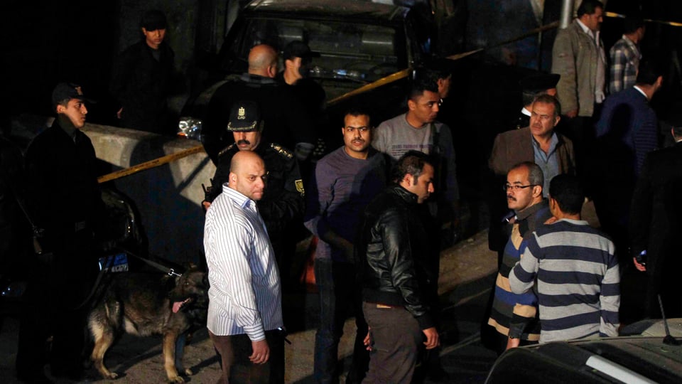Ermittler nach der Explosion einer Bombe in der Nähe der israelischen Botschaft in Kairo.
