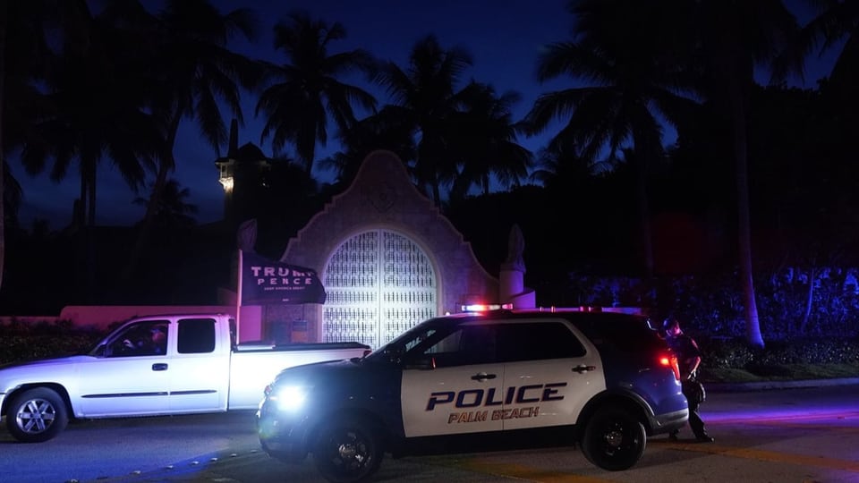 Ein Polizeiauto vor Trumps Luxus-Residenz Mar-a-Lago.