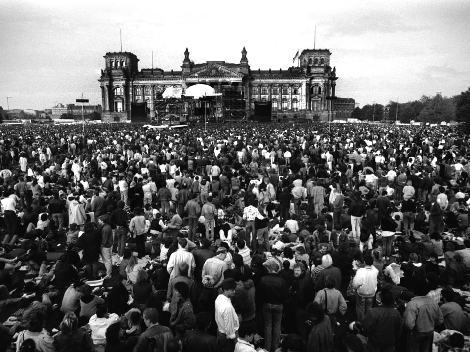 Westberliner vor dem Reichstag beim Bowie-Konzert 1987