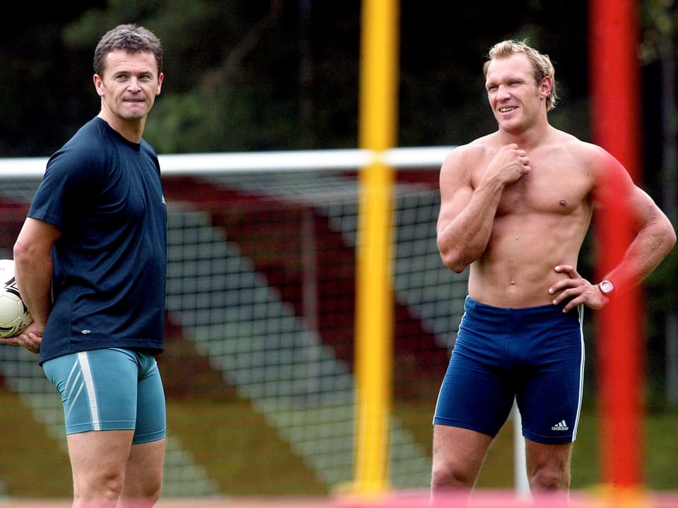 Andy Evers im Sommertraining mit Hermann Maier, der sich mit nacktem Oberkörper auf einen Volleyball-Plausch vorbereitet.