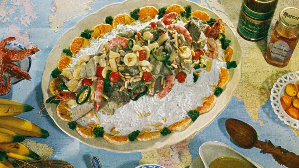 Farbige Illustration: Platte mit Reis, Orangenschnitz-Deko, Fleisch, Crevetten, Gemüse und Früchten.