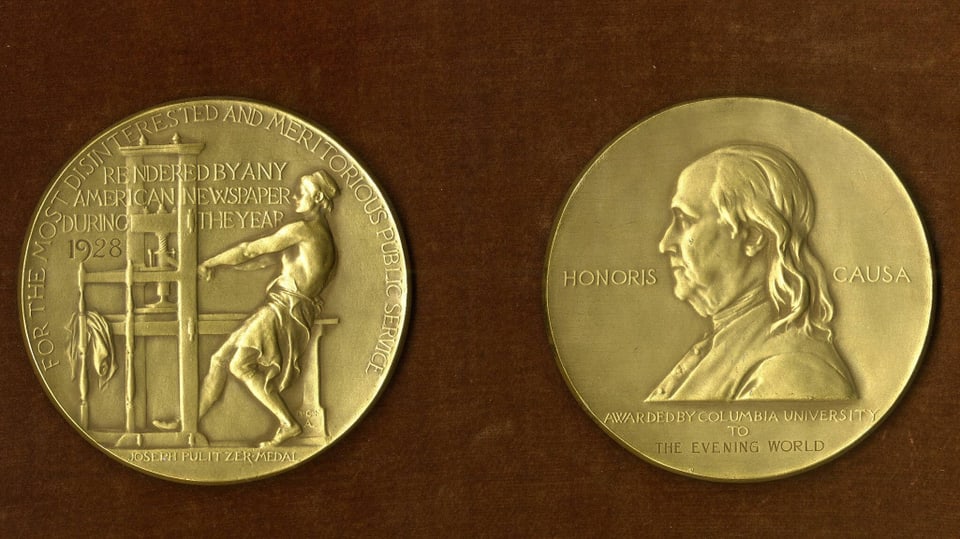 Vorder- und Rückseite der Goldmünze des Pulitzer Preises.