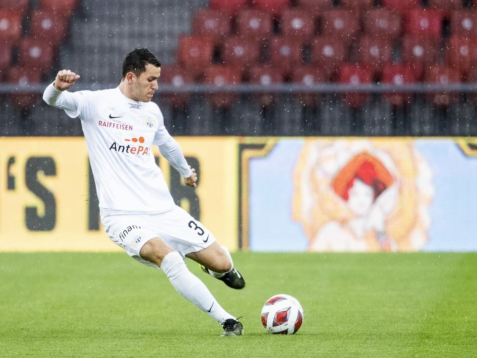 Jagt dem Ball neu in Übersee nach Nathan am Ball.