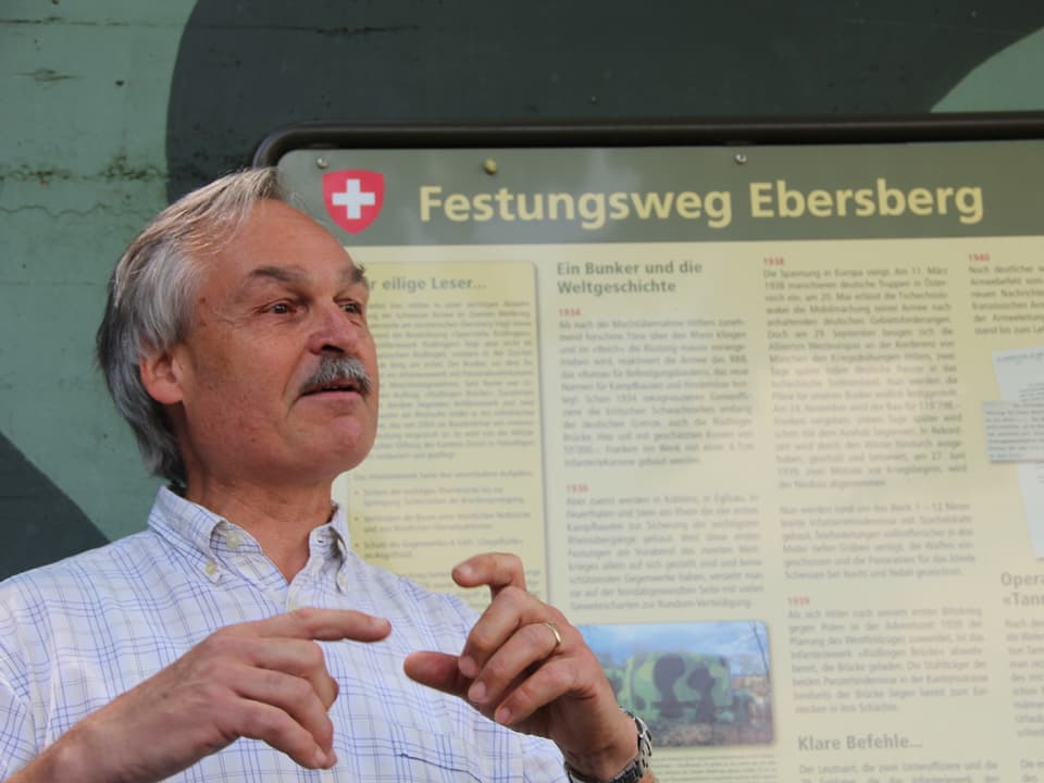 Felix Nötiger, Präsident Militärhistorische Stiftung vom Kanton Zürich erklärt einen Bunker unterhalb der Festungs Ebersberg.
