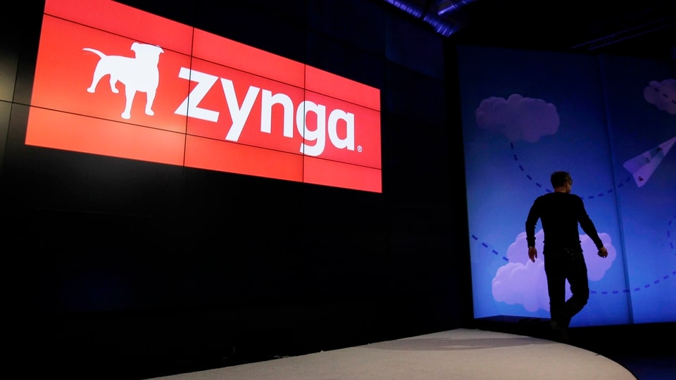 Der bisherige CEO von Zynga steigt von einer Bühne.