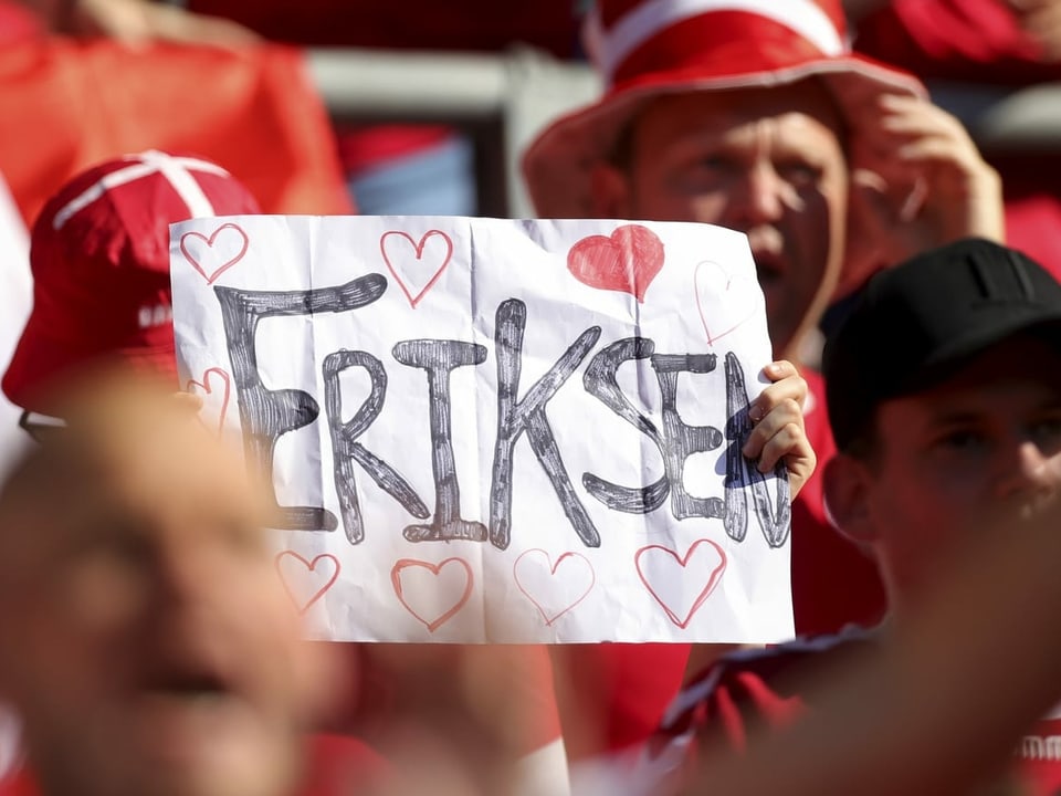 Eine Welle der Zuneigung und Solidarität Zettel mit Herzen und dem Namen Eriksen
