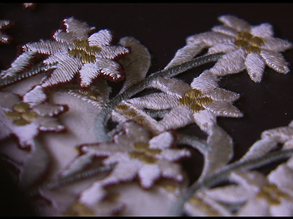 Die Schweizer Gebirgspflanze Edelweiss taucht auf den Textilien der Ausstellung in unterschiedlichen Varianten auf.