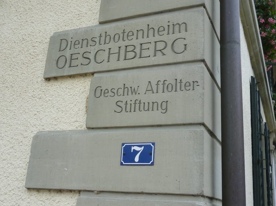 Die Hausinschrift zu Ehren der Oeschberg-Stifter