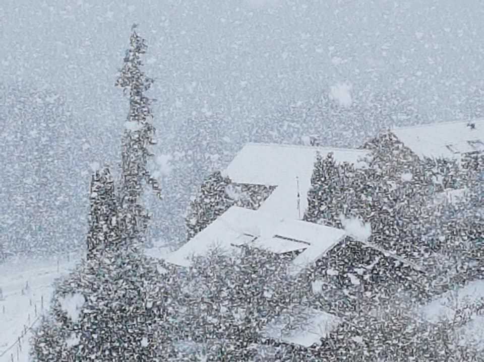 Dorf bei starkem Schneefall