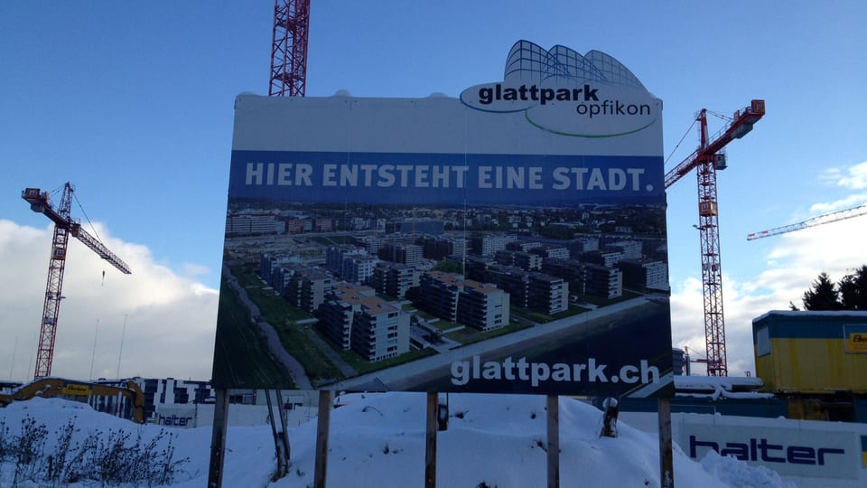 Ein Plakat wirbt auf der Baustelle des Glattparks für die neuen Wohnungen.