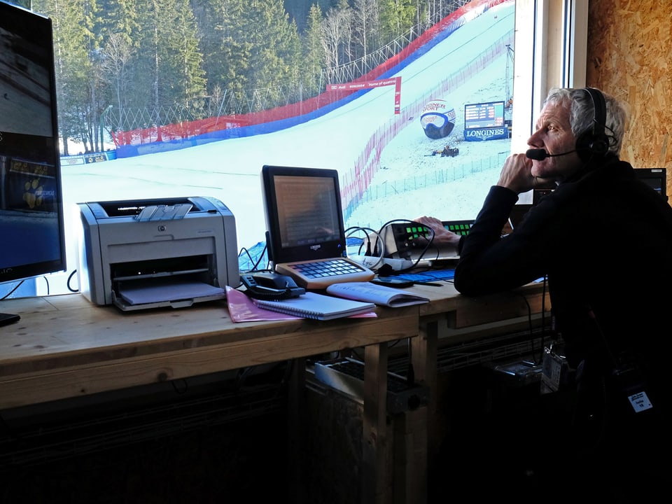 Beat Zumstein sitzt in seinem Büro mit Blick auf den Zieleinlauf der Lauberhornabfahrt.