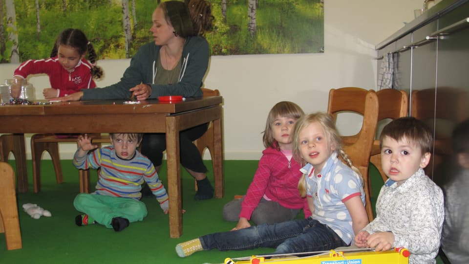 Kinder spielen in der Kindertagesstätte Zipfelmütze. Mit dabei ist auch Jan, der in seiner Entwicklung beiinträchtigt ist.