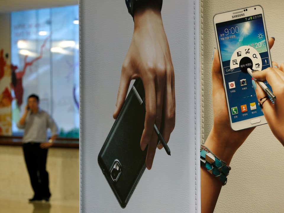 Werbebilder des Smartphones von Samsung.  Samsung ist heute Weltmarktführer bei Smartphones und Fernseher. Samsung hat aber weitere Ziele: Der Konzern will auch bei Haushaltsgeräten und in der Medizintechnik Top werden. (reuters)