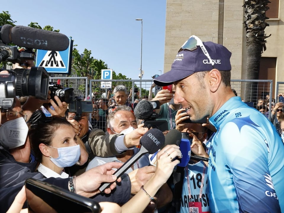 Vincenzo Nibali spricht mit den Medien