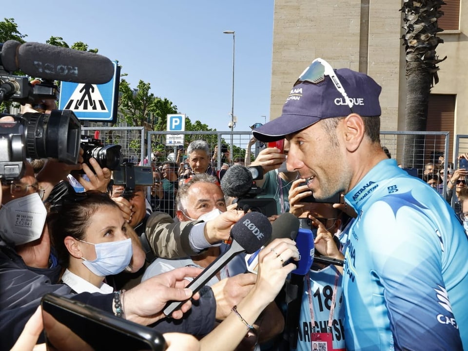 Begehrter Interviewpartner Vincenzo Nibali spricht mit den Medien