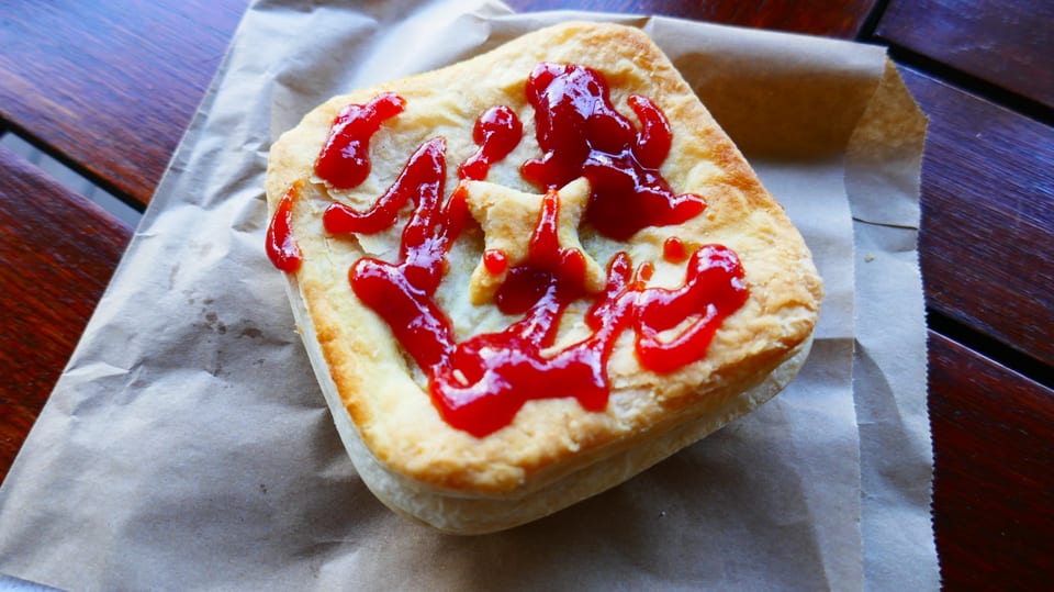 Viereckige australische Meat Pie mit Ketchup