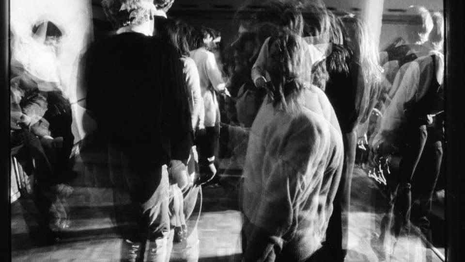 Menschen tanzen 1970 in einem Club auf einem verschwommenen Bild.