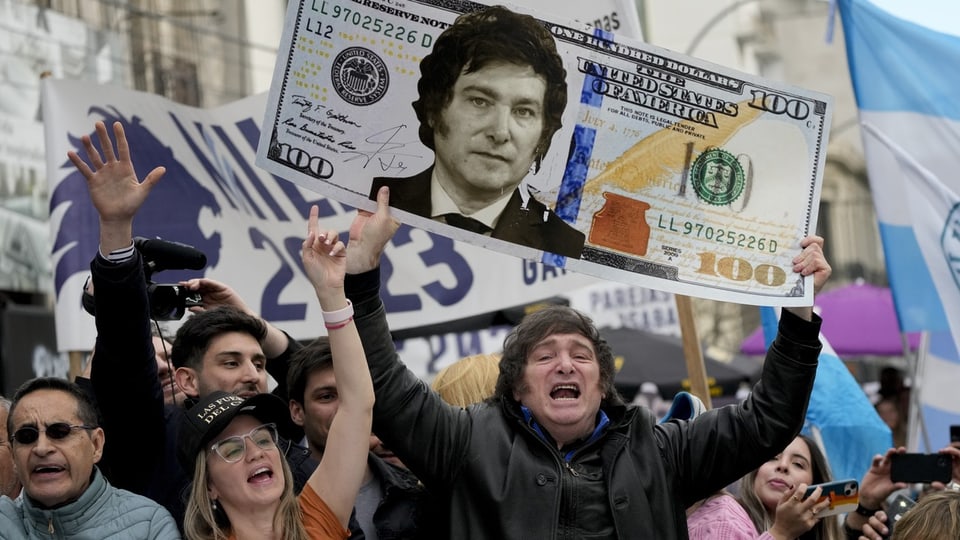 Milei mit einer grossen Dollar-Note mit seinem Gesicht.