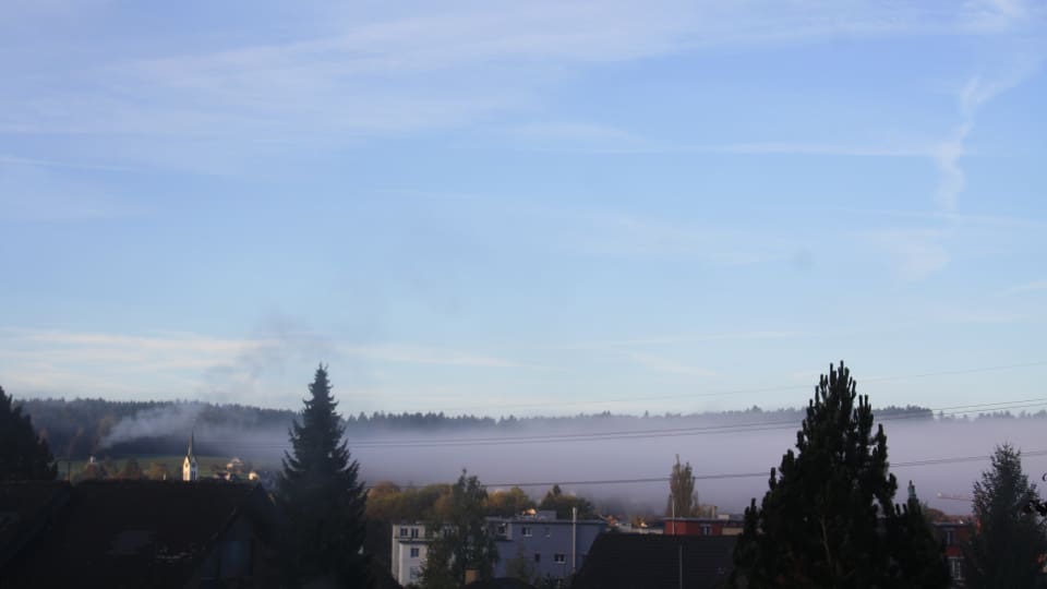 Nebelwurst schiebt sich von der Stadt her nach Winterthur-Seen