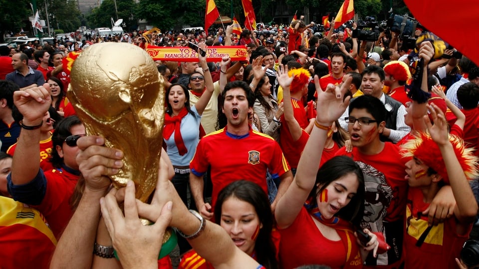 Fussballfans feiern 2010 den Sieg von Spanien.