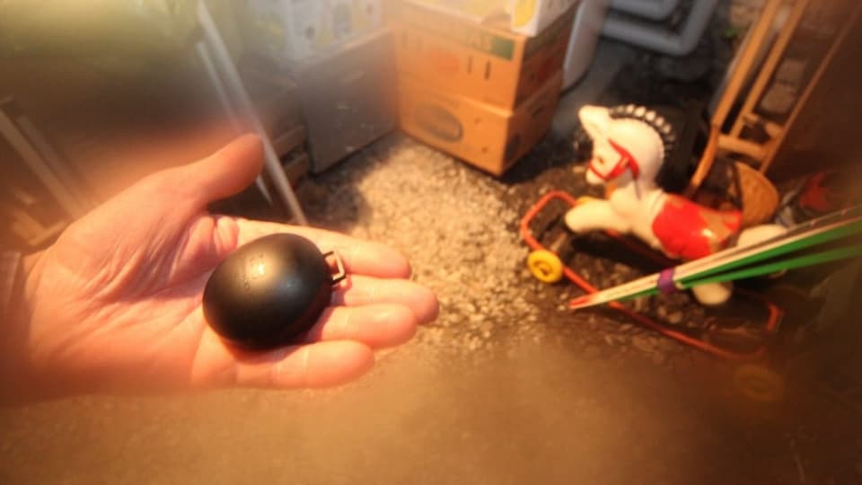 Ein Mann hält ein Radonmessgerät in der Hand.