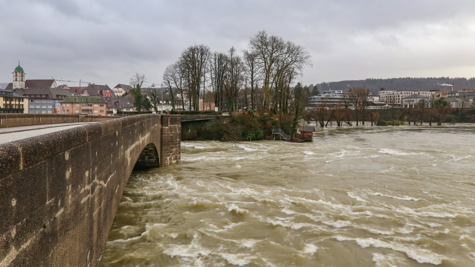 In Rheinfelden zwängt sich der Rhein nur noch mit Mühe unter der Brücke hindurch.