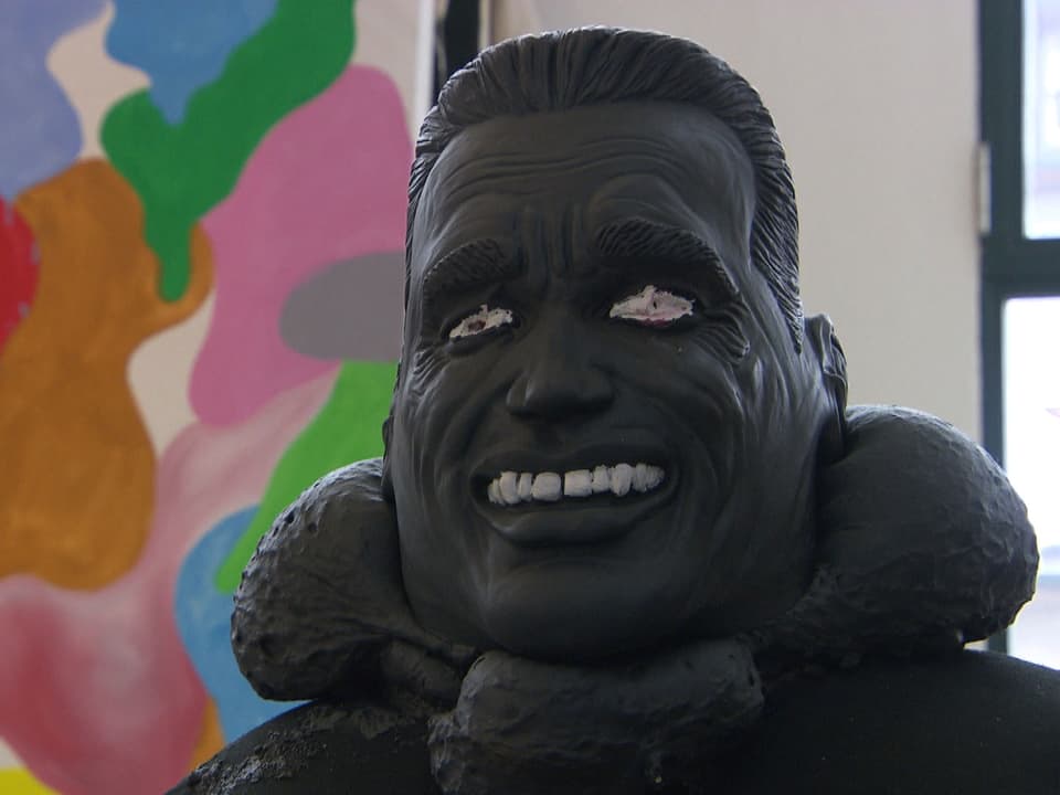 Eine Arnold Schwarzenegger-Skulptur im Atelier von Beni Bischof