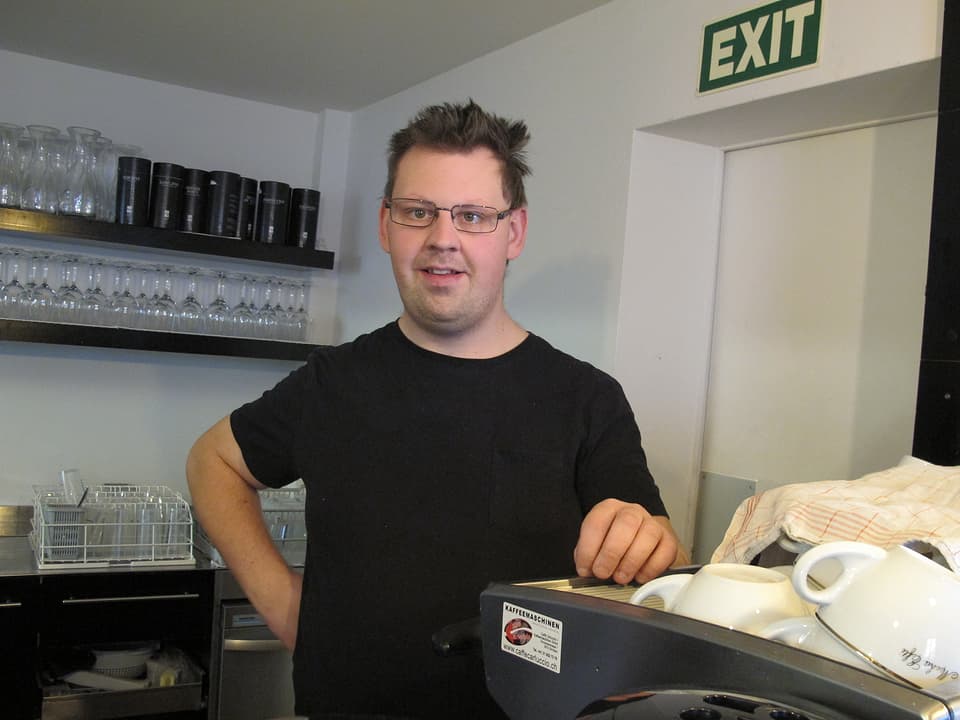 Stefan Rhyn hinter der Kaffeemaschine: «Servieren gefällt mir»