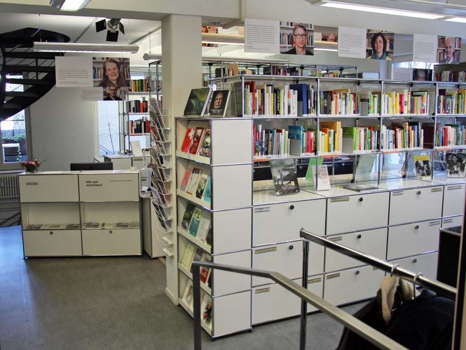 Bücher und Aktenschränke.