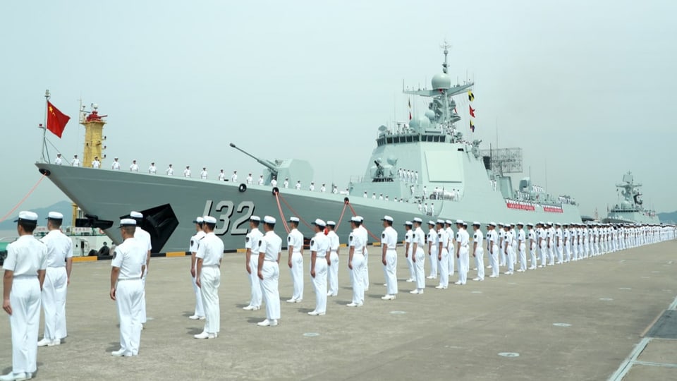 Chinesische Marine-Soldaten vor einem Kriegsschiff