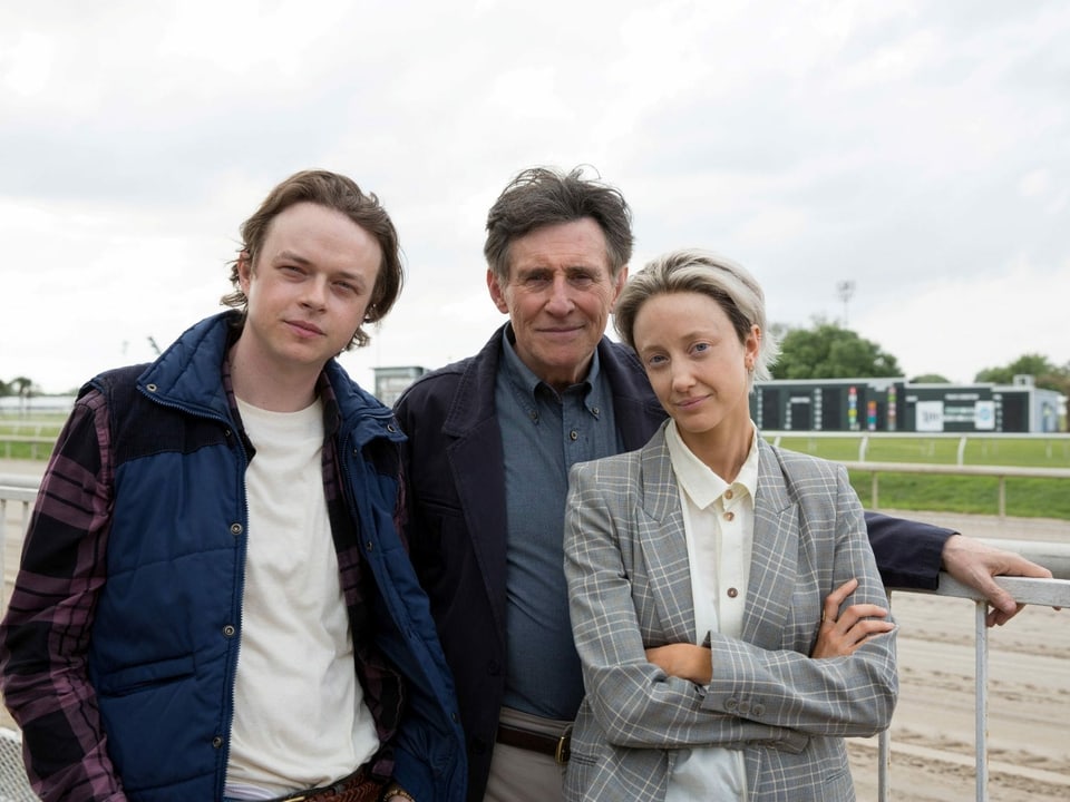 Die Lynwood-Familie mit Patriarch Edward (Gabriel Byrne) in der Mitte.