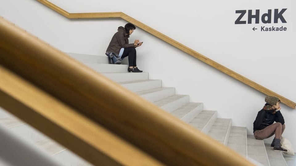 eine Treppe mit zwei Studierenden der ZHdK