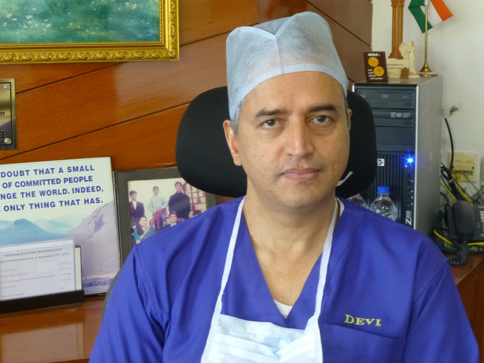 Herzchirurg Devi Shetty mit Operationshaube auf dem Kopf.