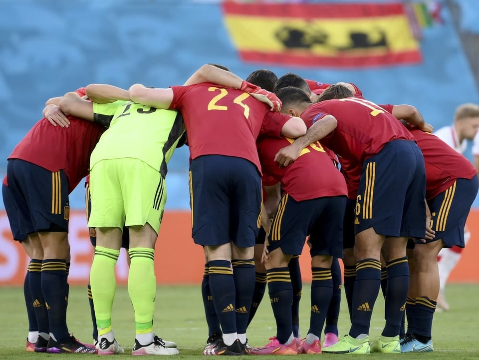 Das spanische Team stimmt sich auf das Spiel gegen Polen ein.
