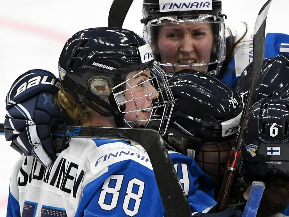 Spielerinnen freuen sich auf dem Eis.