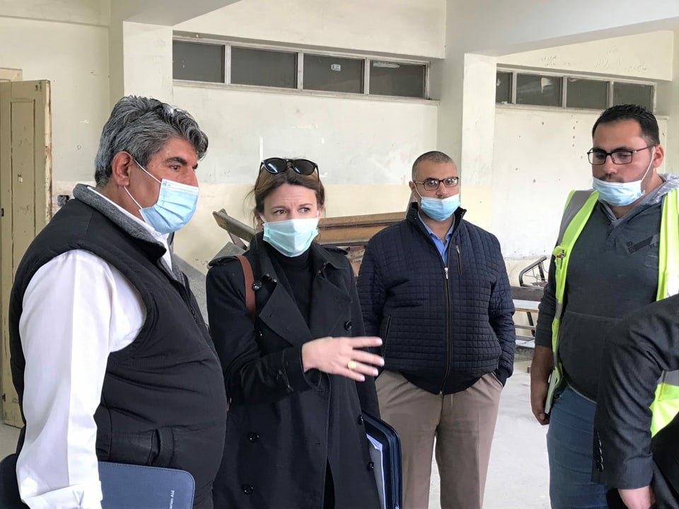 Die Bauführerin Jill Schmidheiny als Frau unter lauter Männern: hier diskutiert sie in einer Knabenschule in Zarqa die geplante Sanierung eines Klassenzimmers.