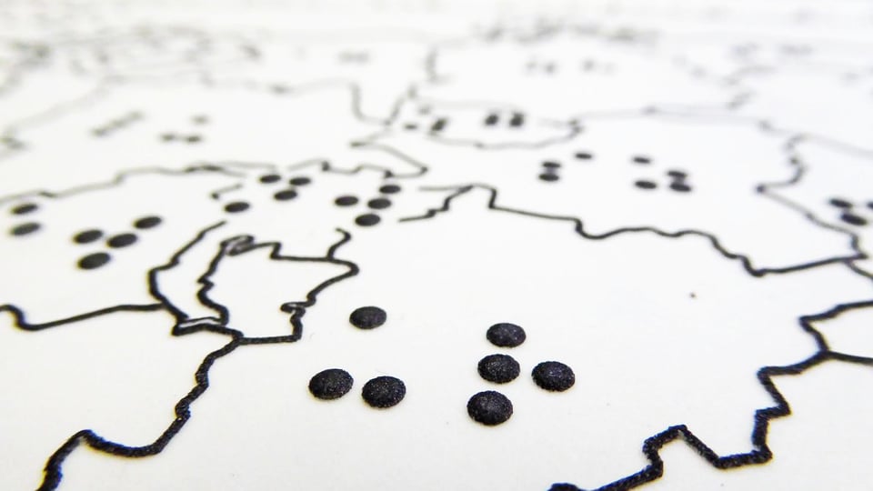Relief einer Landkarte mit Brailleschrift.