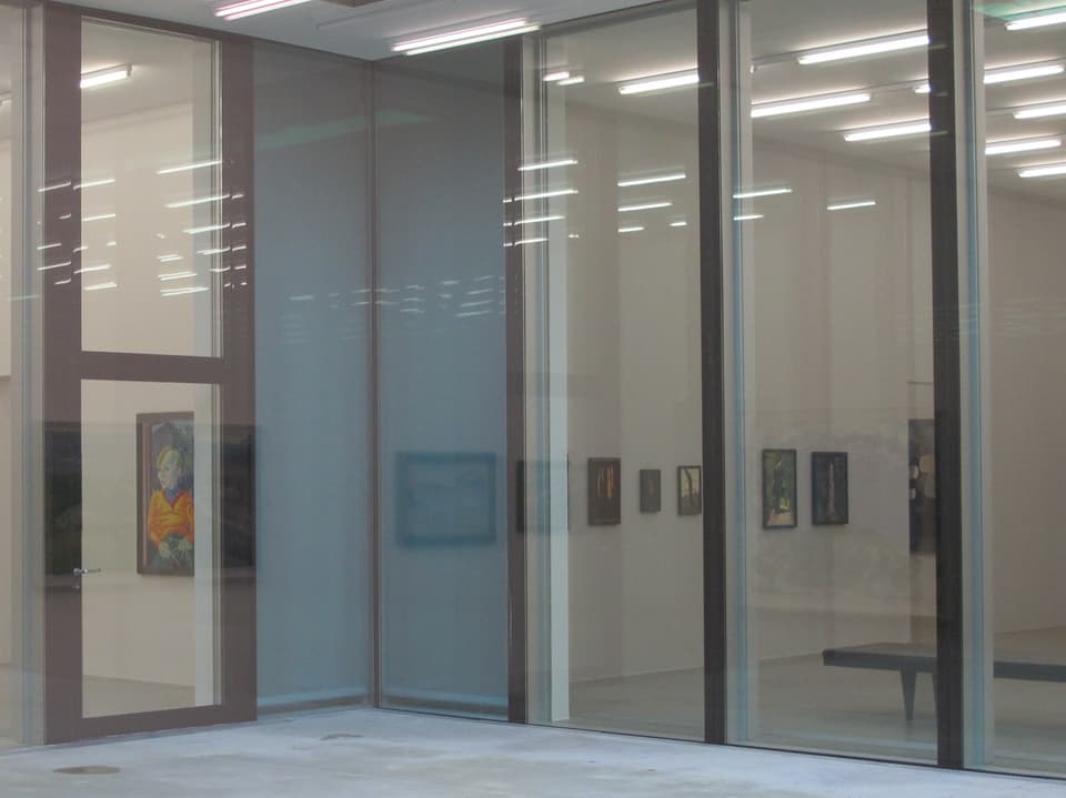 Blick durch die Fenster in zwei Ausstellungsräume im Kunsthaus, an den Wänden hängen unzählige Bilder.