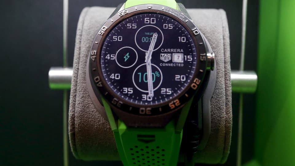 Eine Smartwatch der Marke Tag Heuer in einer Vitrine.