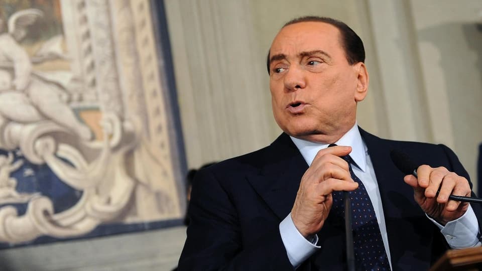 Silvio Berlusconi hinter einem Mikrofon