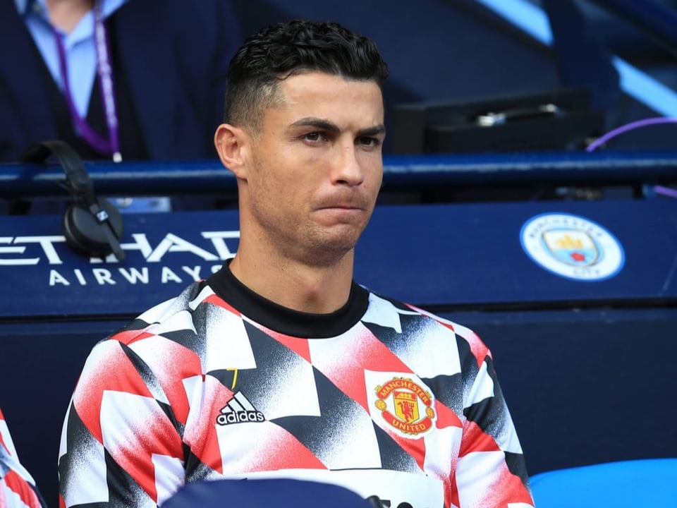 Schmale Lippen Ronaldo auf der Bank