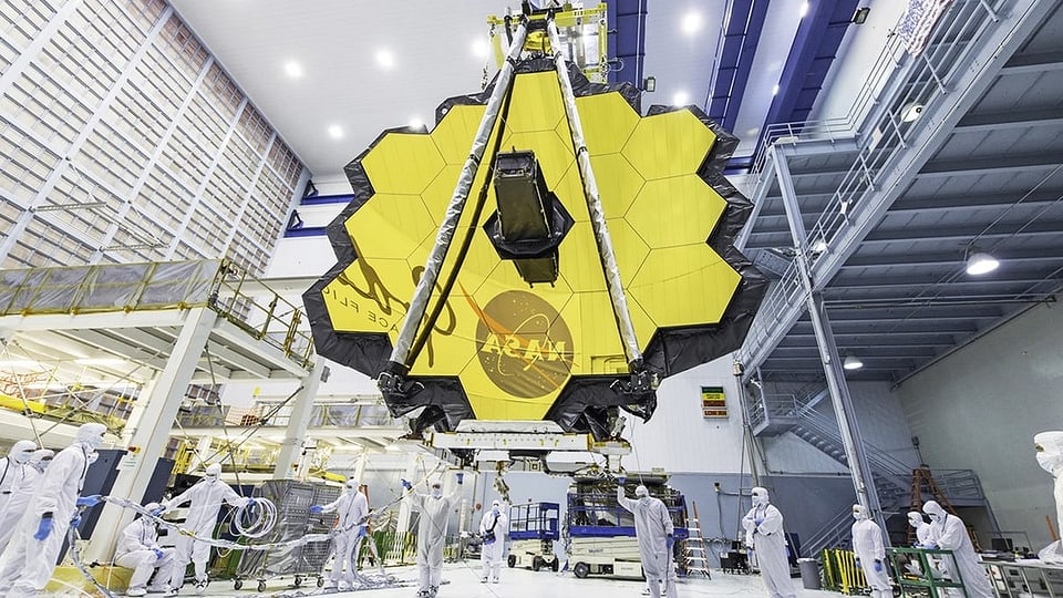 Auf dem Bild ist das James Webb Teleskop zu sehen.