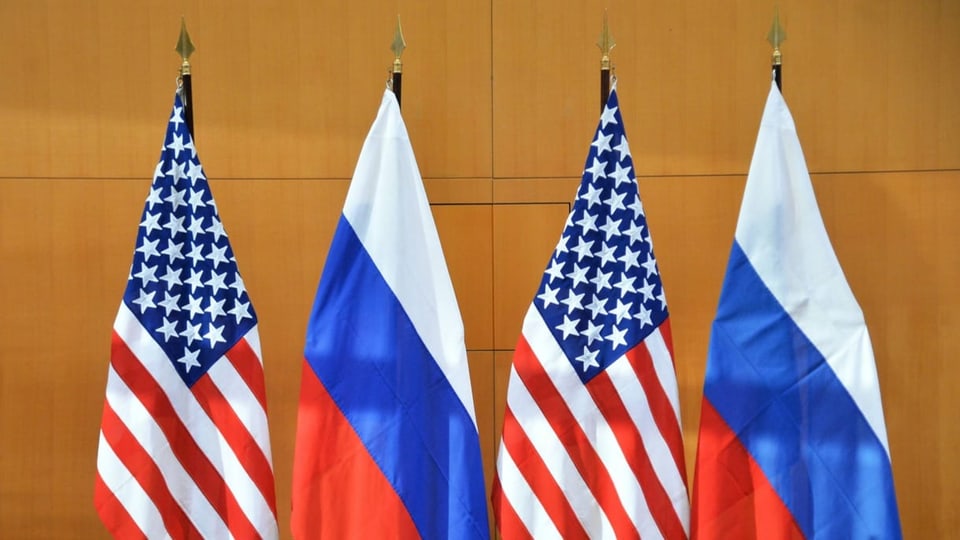 Je zwei US-amerikanische und russische Flaggen stehen abwechselnd nebeneinander.