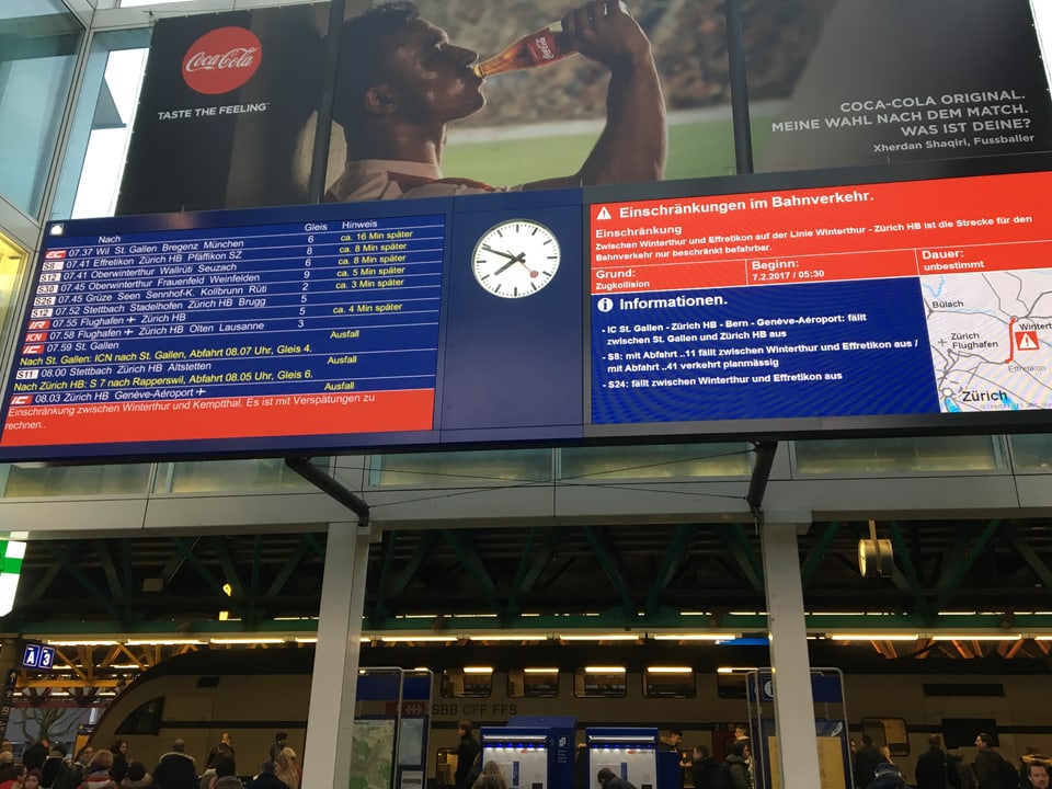 Blick auf die Tafel mit den Abfahrtszeiten. Alle Züge haben Verspätung